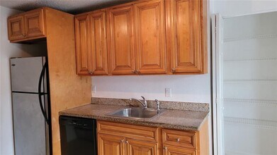 4023 Versailles Dr in Orlando, FL - Building Photo - Building Photo