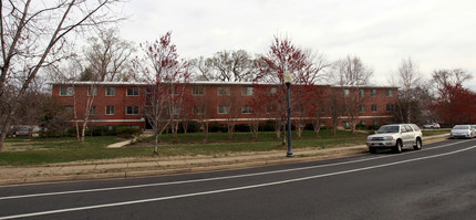 Walter Reed Apartments in Arlington, VA - Building Photo - Building Photo