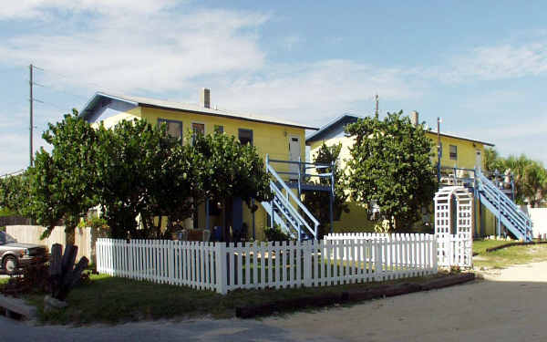 420-424 Grant Ave in Cape Canaveral, FL - Foto de edificio