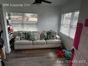 4738 38th Ave N in St. Petersburg, FL - Foto de edificio - Building Photo