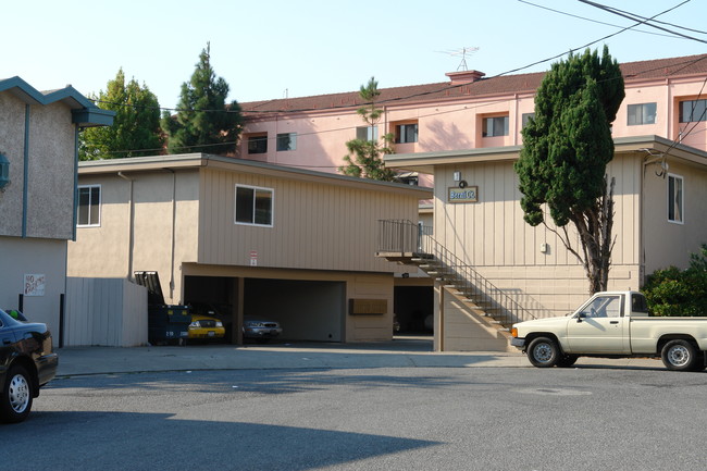 4 Berni Ct in Millbrae, CA - Foto de edificio - Building Photo