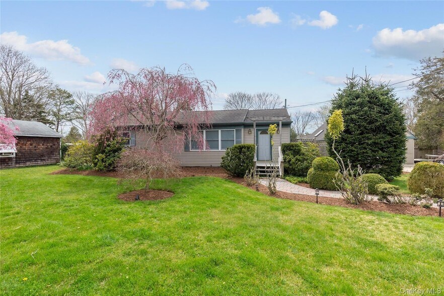 7 Suffolk Rd, Unit NH2-432 in Hampton Bays, NY - Building Photo