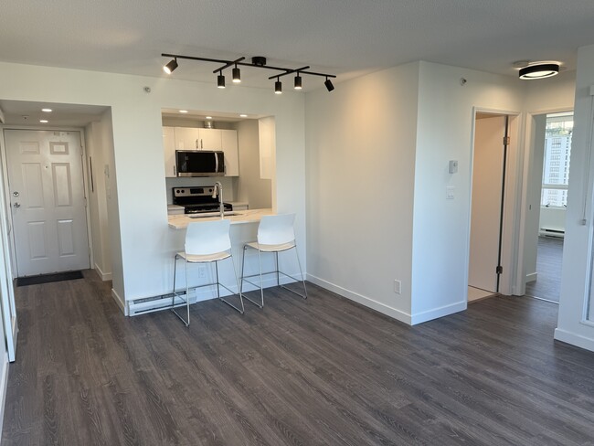 811 Helmcken St in Vancouver, BC - Building Photo - Building Photo