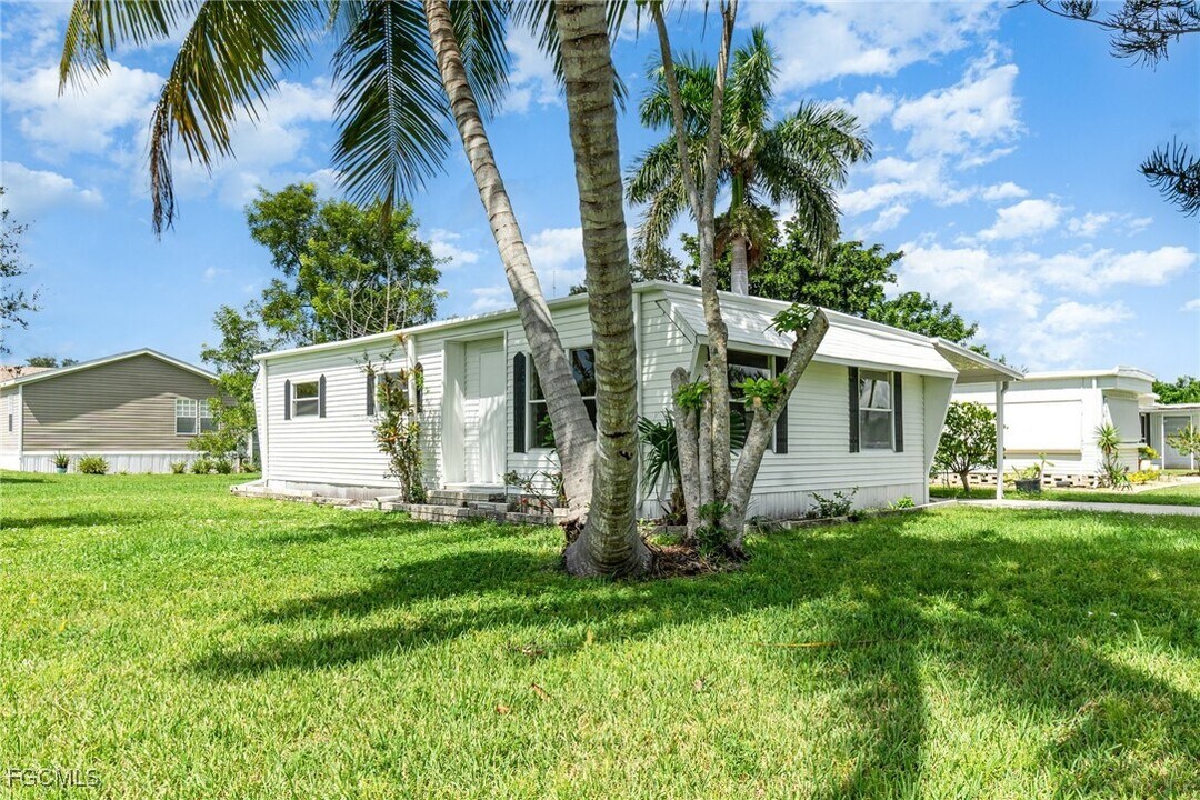 91 Twin Palms Dr in Naples, FL - Building Photo