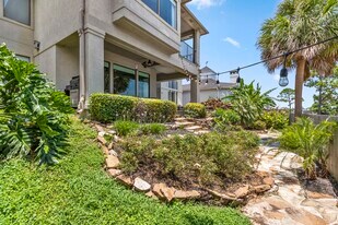4 Mariners Ln in Kemah, TX - Building Photo