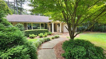4615 Mystic Dr NE in Atlanta, GA - Building Photo