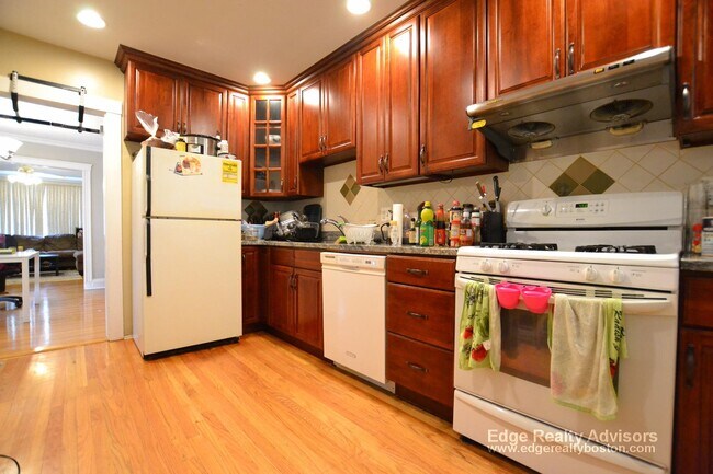 15 Greycliff Rd, Unit 2 in Boston, MA - Foto de edificio - Building Photo