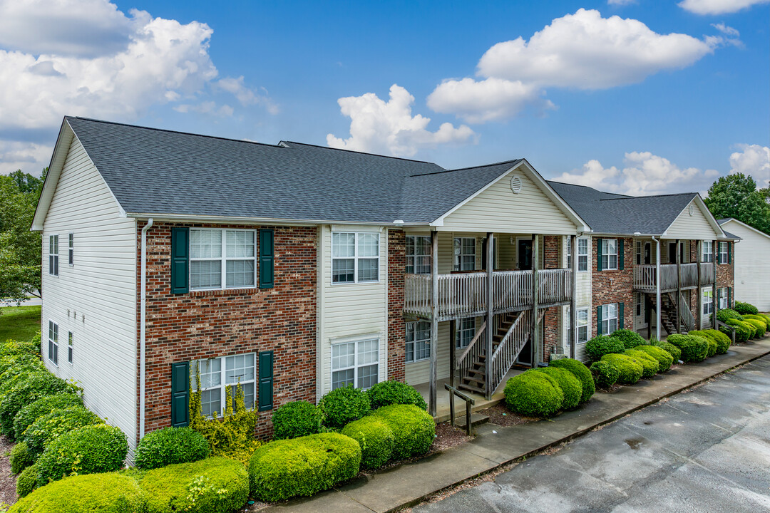 Savannah Park Condominiums in Thomasville, NC - Foto de edificio