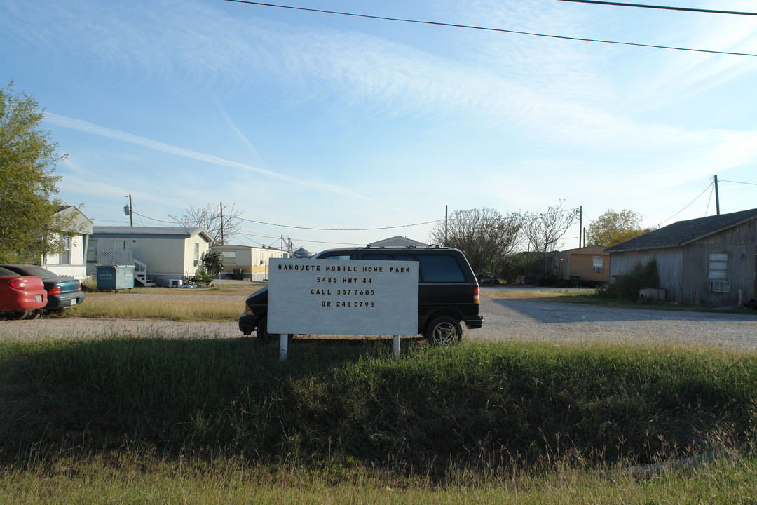 Banquete Mobile Home Park in Robstown, TX - Building Photo