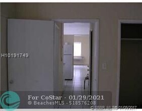 8011 Abbott Ave-Unit -8 in Miami Beach, FL - Foto de edificio - Building Photo