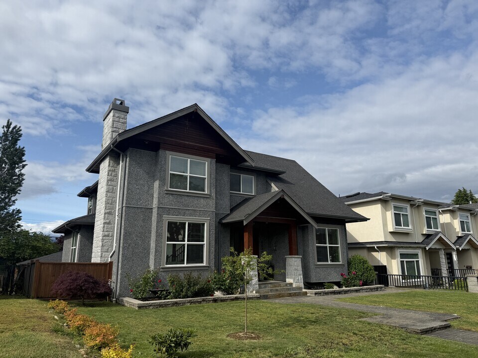 6841 Burns St in Burnaby, BC - Building Photo