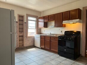 3220 N Oakland Ave, Unit UPPER in Milwaukee, WI - Foto de edificio - Building Photo