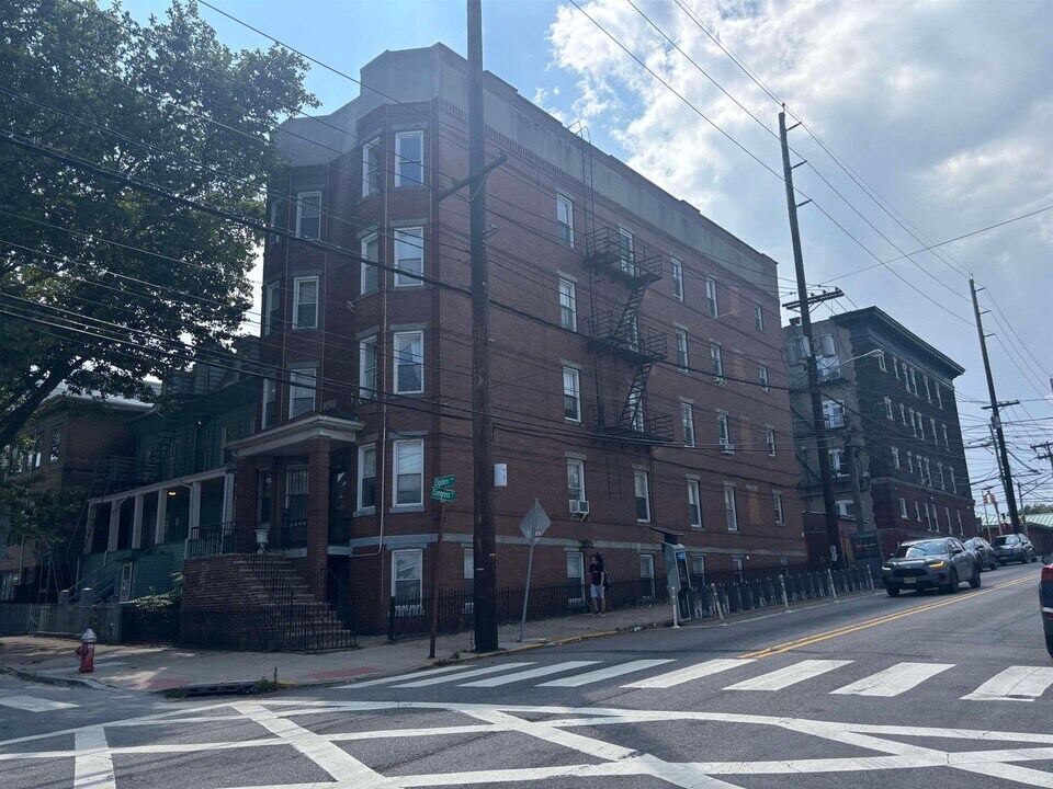 445 Ogden Ave. in Jersey City, NJ - Building Photo