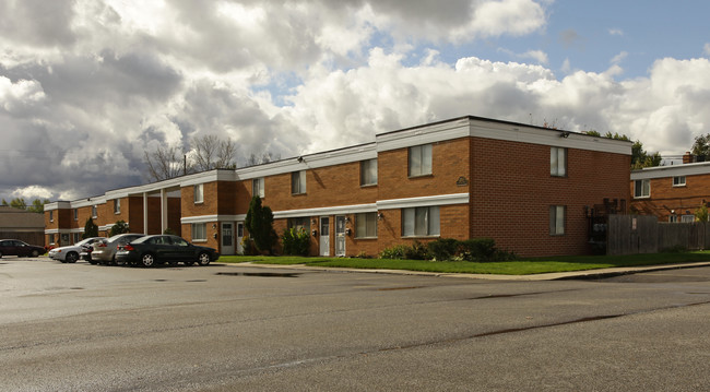 Clarkwood Condominiums in Garfield Heights, OH - Building Photo - Building Photo