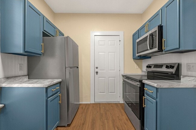 property at 918 W Jefferson Blvd