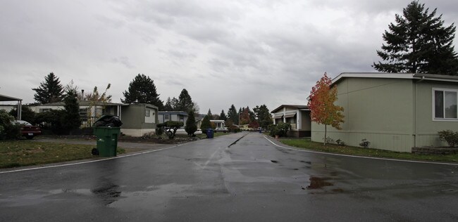 Riverbend Mobile Home Park in Clackamas, OR - Foto de edificio - Building Photo