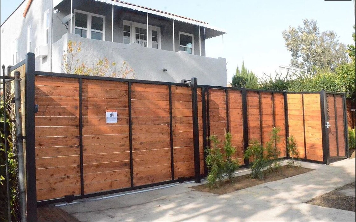 2541 Burnside Ave in Los Angeles, CA - Building Photo