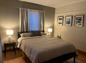 2657 N 62nd St, Unit Charming 2-Bedroom, 1-Bat in Wauwatosa, WI - Foto de edificio - Building Photo