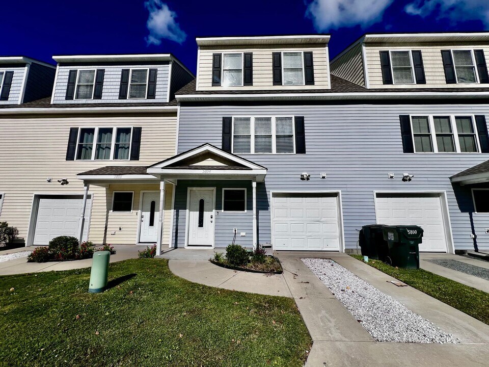 5804 Miss Coral Ct in Virginia Beach, VA - Building Photo
