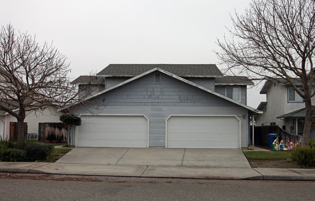 2570-2572 Porsche Strasse Rd in Turlock, CA - Foto de edificio - Building Photo