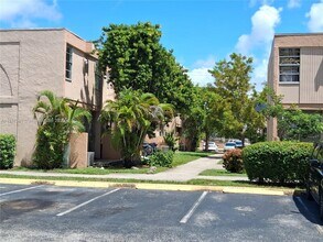 6103 SW 69th St in South Miami, FL - Building Photo - Building Photo
