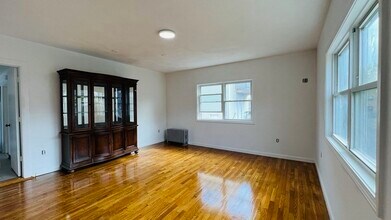 6 Meacham St, Unit 1 in Somerville, MA - Foto de edificio - Building Photo