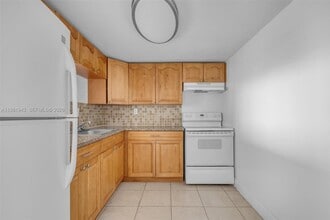 9001 SW 77th Ave in Miami, FL - Foto de edificio - Building Photo