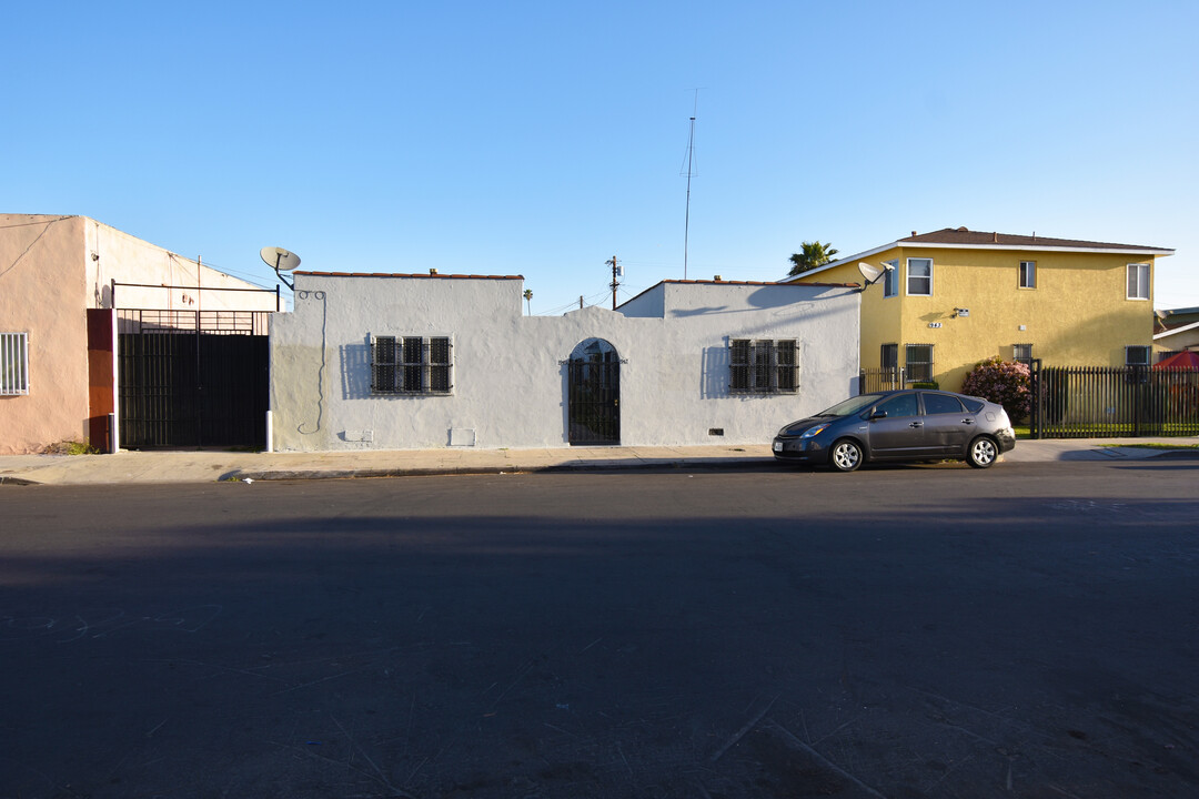 947 W 68th St in Los Angeles, CA - Building Photo