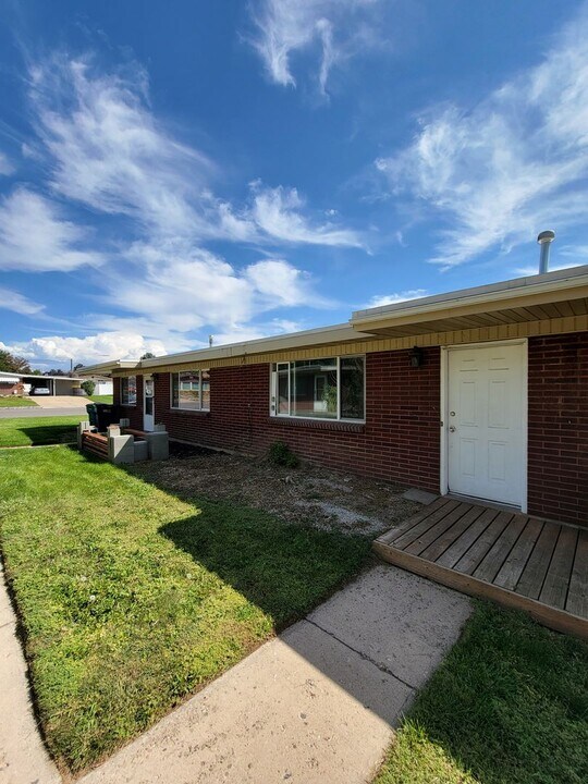 5695 S 2200 W in Roy, UT - Building Photo