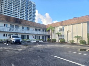 310 Lake Shore Dr in West Palm Beach, FL - Building Photo - Building Photo