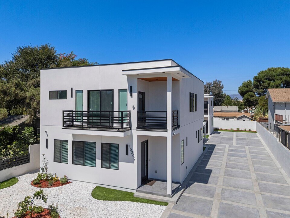 15209 Cohasset St in Los Angeles, CA - Building Photo