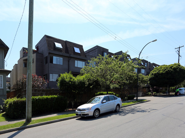 Mapleview Place in Vancouver, BC - Building Photo - Primary Photo