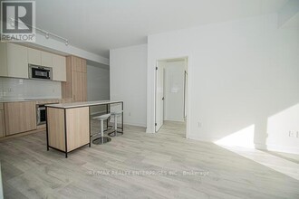 215-215 Lakeshore Rd W in Mississauga, ON - Building Photo - Building Photo