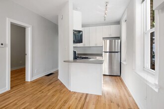 1437 Superior in Chicago, IL - Building Photo - Building Photo