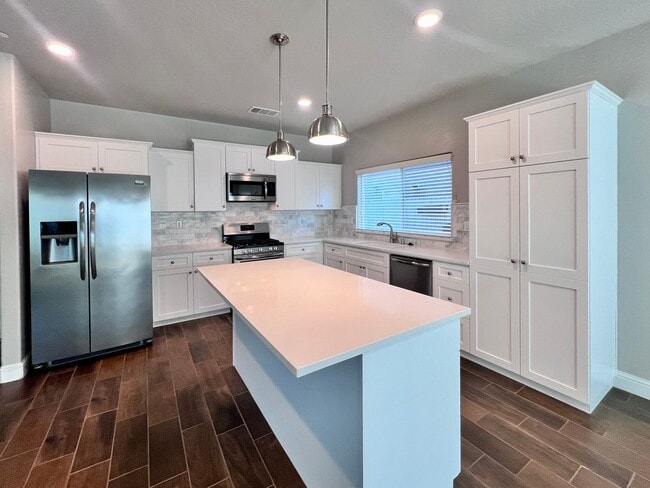 4093 Rialto Ave in Clovis, CA - Foto de edificio - Building Photo