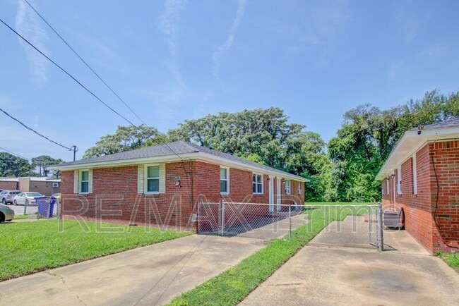7919 Thompson Rd in Norfolk, VA - Foto de edificio - Building Photo