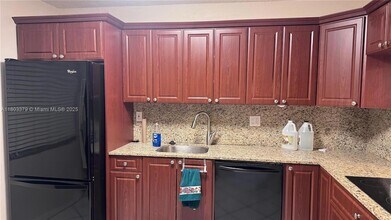 227 Lakeview Dr, Unit 103 in Weston, FL - Building Photo - Building Photo
