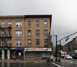 66-39 Fresh Pond Rd in Flushing, NY - Foto de edificio - Building Photo