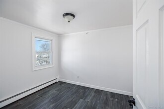 33 Dock Dr in Freeport, NY - Building Photo - Building Photo