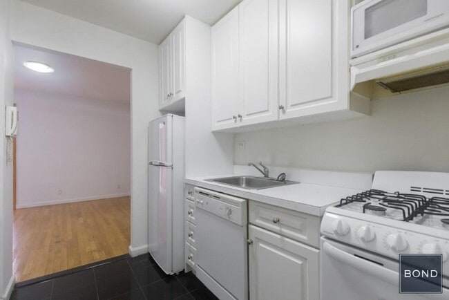 213 E 84th St in New York, NY - Building Photo - Building Photo