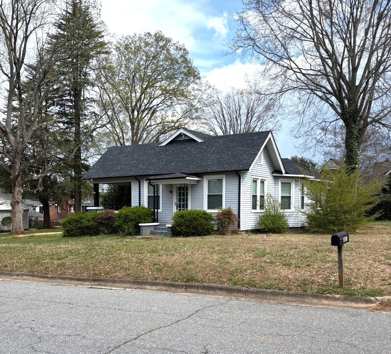 405 S Main Ave in Newton, NC - Foto de edificio