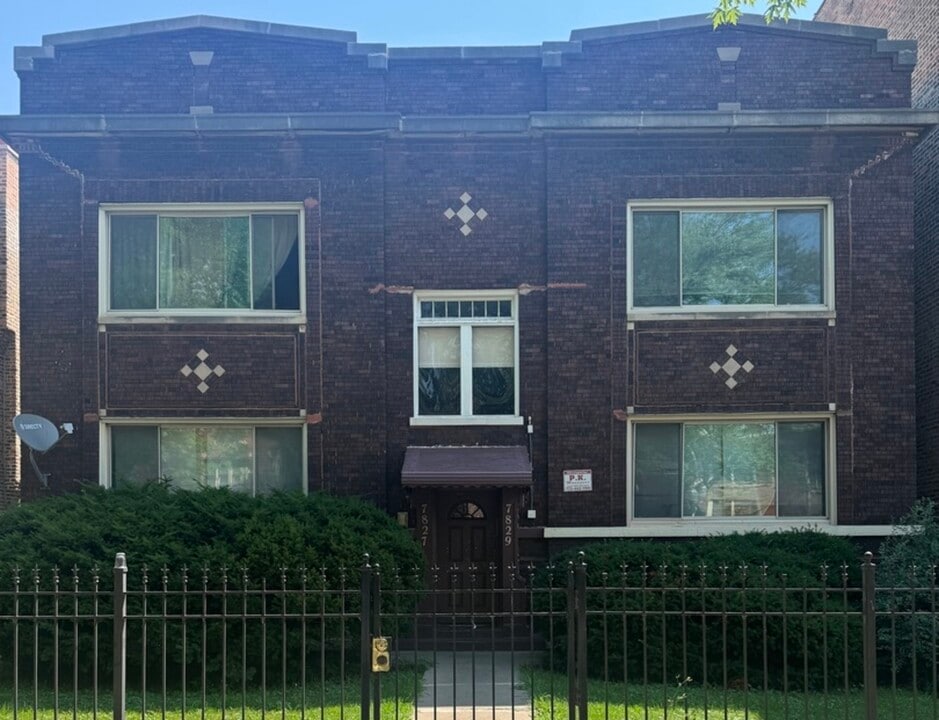 7827 S Colfax Ave in Chicago, IL - Building Photo