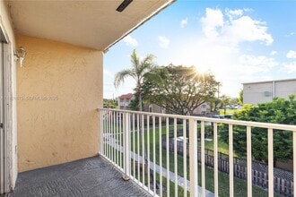 5102 NW 79th Ave in Doral, FL - Building Photo - Building Photo
