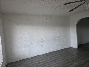 595 S Royal Crest Cir in Las Vegas, NV - Building Photo - Building Photo