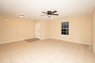 412 W Aurora Dr in Laredo, TX - Foto de edificio - Building Photo