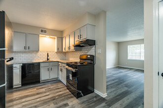 Cherokee Cabana in Memphis, TN - Building Photo - Interior Photo