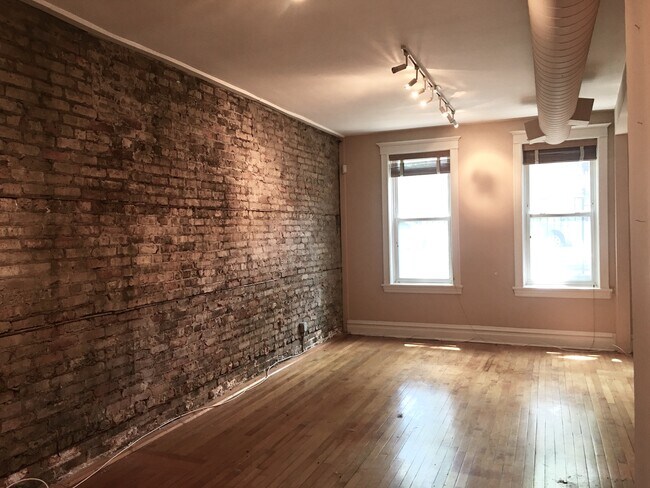2040 W McLean Ave, Unit G in Chicago, IL - Building Photo - Building Photo