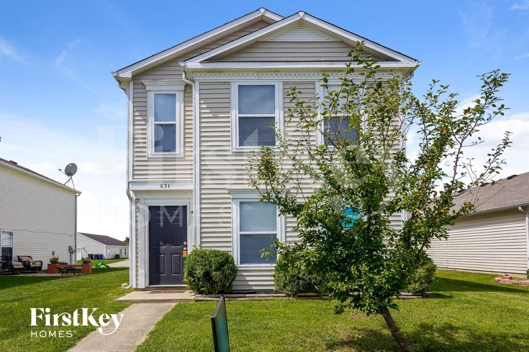 831 Olmsted Dr in Shelbyville, IN - Foto de edificio