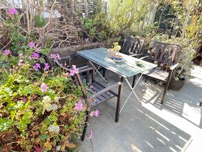 1127 N Hoover St, Unit none in Los Angeles, CA - Building Photo - Building Photo