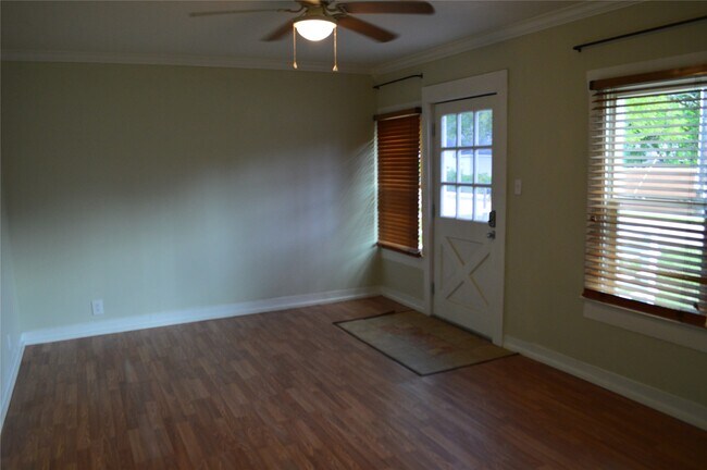 2518 Waller St in Waller, TX - Foto de edificio - Building Photo